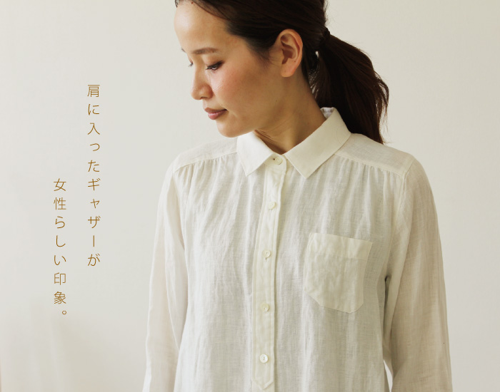 肩に入ったギャザーが女性らしい印象。